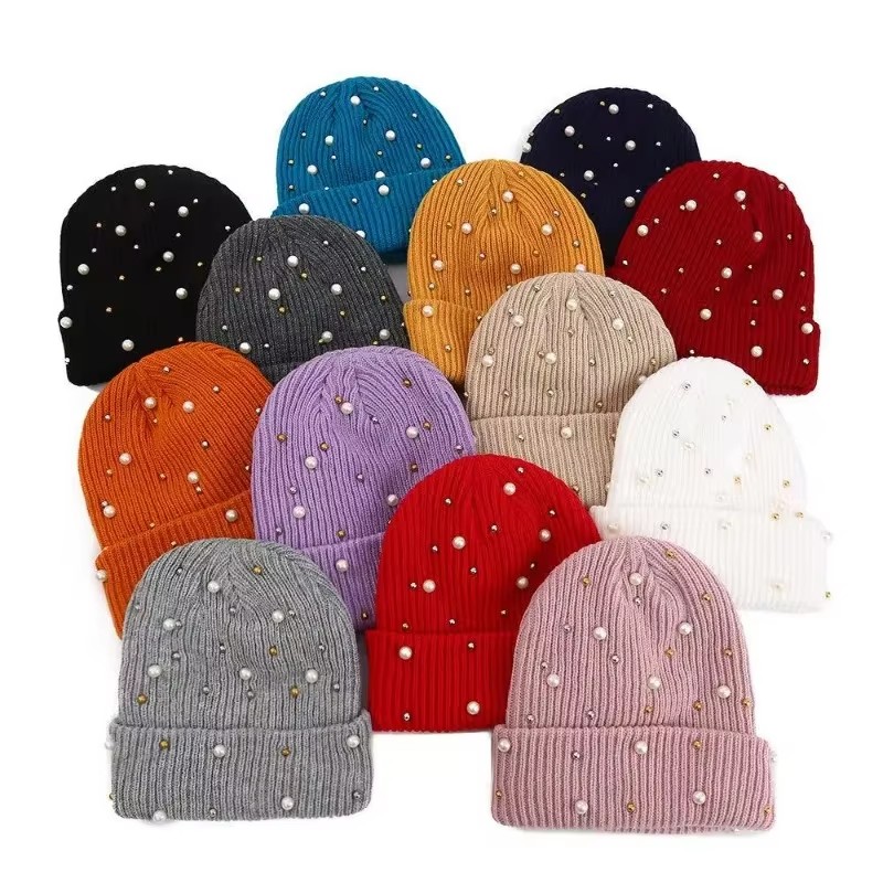 Beanie Cuffed Knit - قبعة شتوية نسائية محبوكة مزينة باللؤلؤ